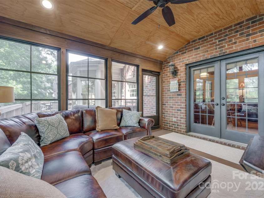 10215 Balmoral Circle, Charlotte, NC 28210.  MLS# CAR4264871, YatesRealty ID 24650. 