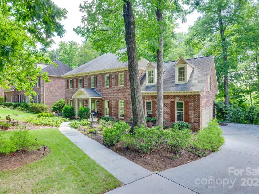 10215 Balmoral Circle, Charlotte, NC 28210.  MLS# CAR4264871, YatesRealty ID 24650. 
