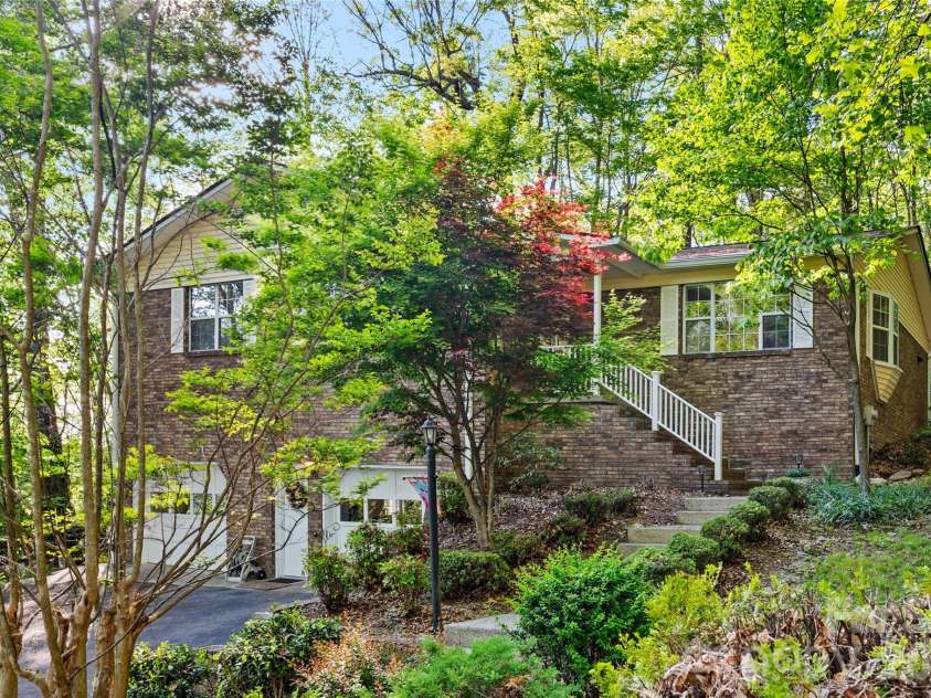 12 Steeplechase Court, Hendersonville, NC 28791.  MLS# CAR4374368, YatesRealty ID 24650. 