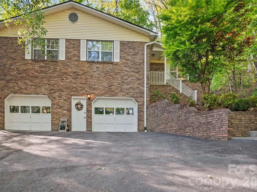 12 Steeplechase Court, Hendersonville, NC 28791.  MLS# CAR4374368, YatesRealty ID 24650. 
