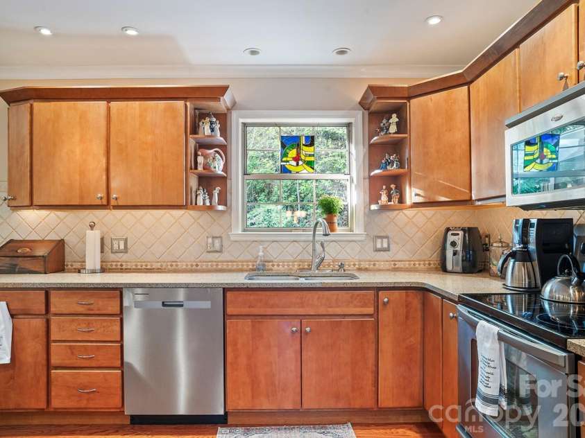 12 Steeplechase Court, Hendersonville, NC 28791.  MLS# CAR4374368, YatesRealty ID 24650. 