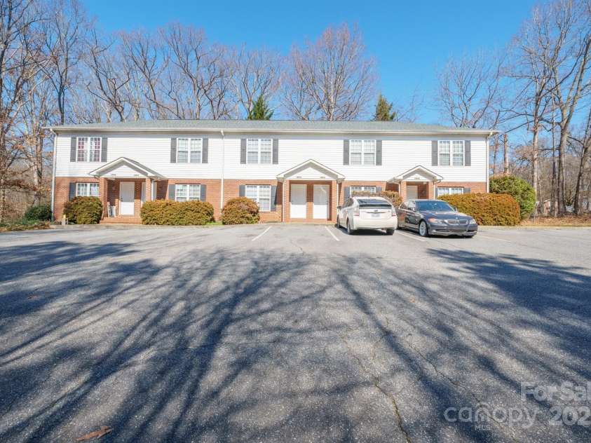 1009 22nd Street, Hickory, NC 28601.  MLS# CAR4272354, YatesRealty ID 24651. 