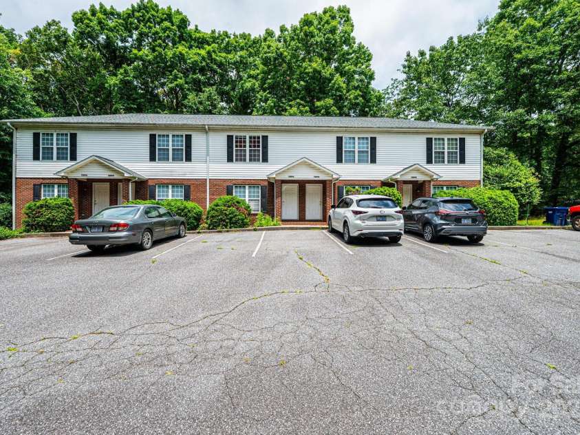 1009 22nd Street, Hickory, NC 28601.  MLS# CAR4272354, YatesRealty ID 24651. 