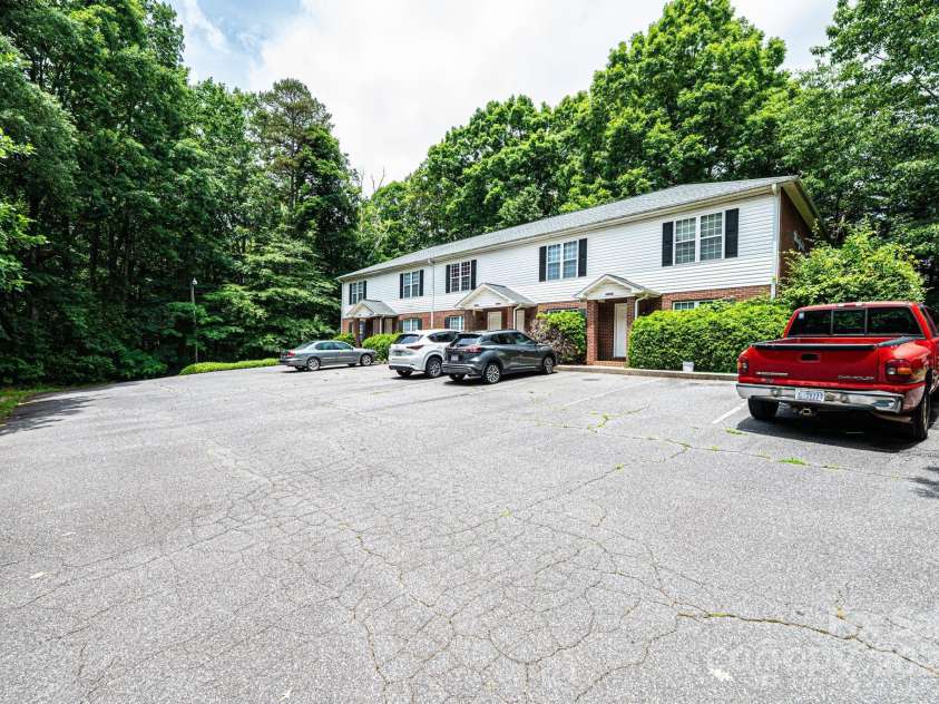 1009 22nd Street, Hickory, NC 28601.  MLS# CAR4272354, YatesRealty ID 24651. 