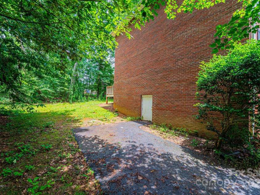 1009 22nd Street, Hickory, NC 28601.  MLS# CAR4272354, YatesRealty ID 24651. 