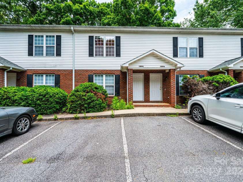 1009 22nd Street, Hickory, NC 28601.  MLS# CAR4272354, YatesRealty ID 24651. 