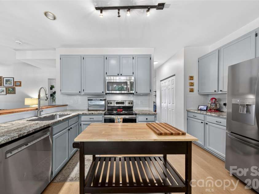 3910 Longwood Drive, Concord, NC 28027.  MLS# CAR4381848, YatesRealty ID 24651. Updated Kitchen