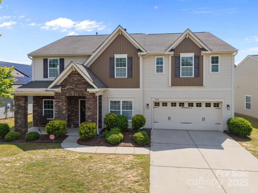 13315 Hunting Birds Lane, Charlotte, NC 28278.  MLS# CAR4254253, YatesRealty ID 24652. 