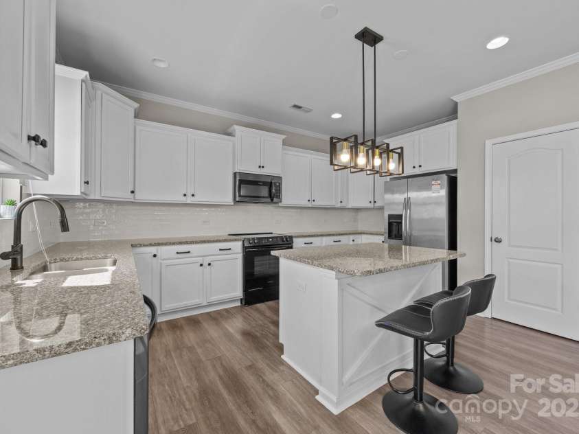 13315 Hunting Birds Lane, Charlotte, NC 28278.  MLS# CAR4254253, YatesRealty ID 24652. 