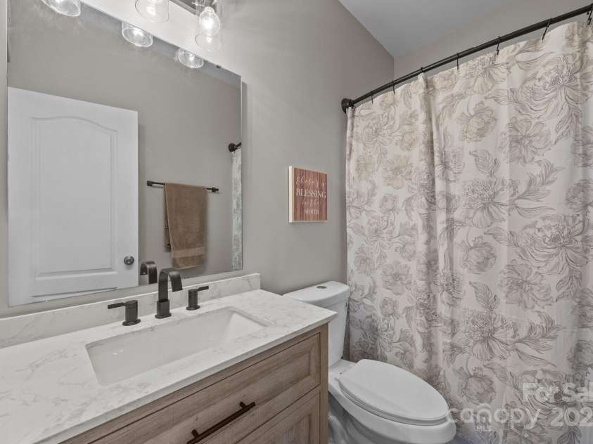 13315 Hunting Birds Lane, Charlotte, NC 28278.  MLS# CAR4254253, YatesRealty ID 24652. 