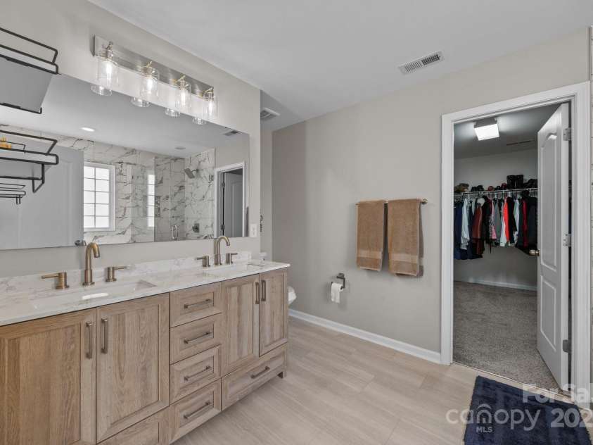 13315 Hunting Birds Lane, Charlotte, NC 28278.  MLS# CAR4254253, YatesRealty ID 24652. 