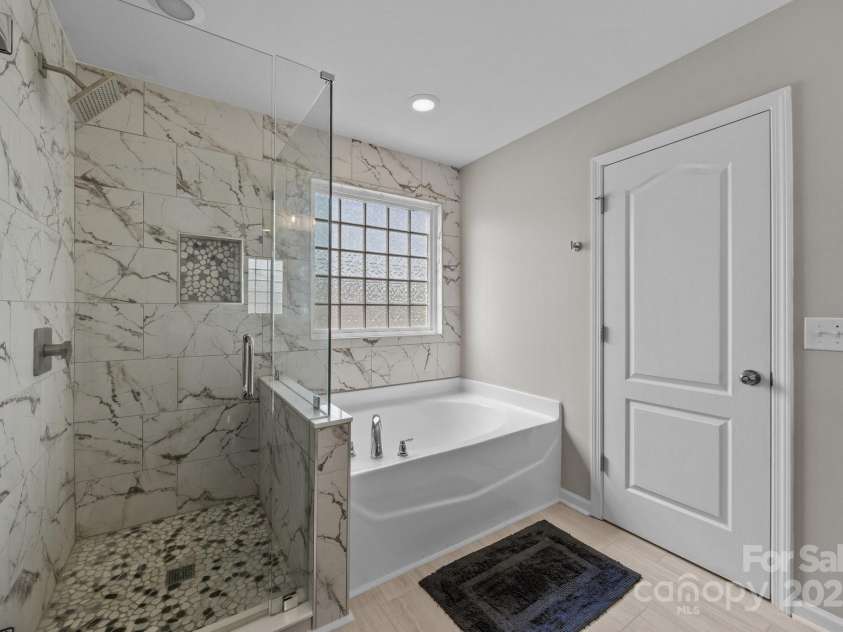 13315 Hunting Birds Lane, Charlotte, NC 28278.  MLS# CAR4254253, YatesRealty ID 24652. 
