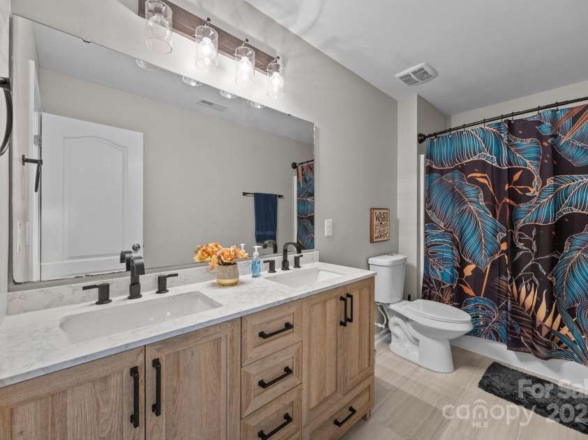 13315 Hunting Birds Lane, Charlotte, NC 28278.  MLS# CAR4254253, YatesRealty ID 24652. 