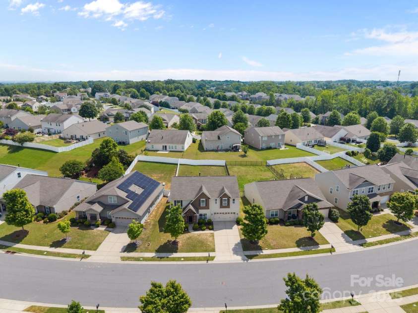 13315 Hunting Birds Lane, Charlotte, NC 28278.  MLS# CAR4254253, YatesRealty ID 24652. 