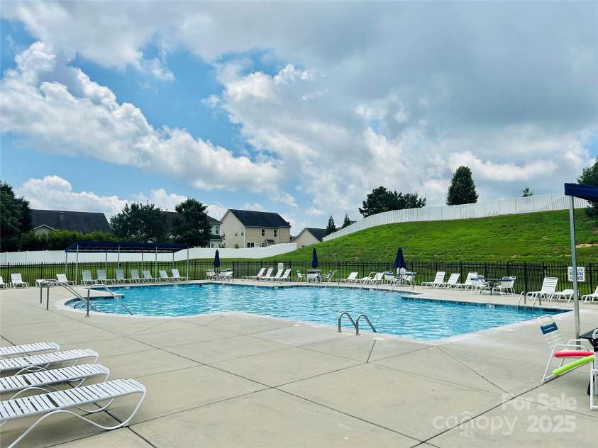 13315 Hunting Birds Lane, Charlotte, NC 28278.  MLS# CAR4254253, YatesRealty ID 24652. 