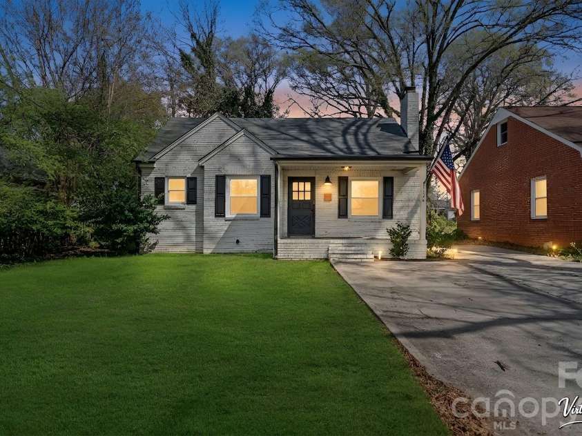 3136 Mathis Drive, Charlotte, NC 28208.  MLS# CAR4355716, YatesRealty ID 24653. 
