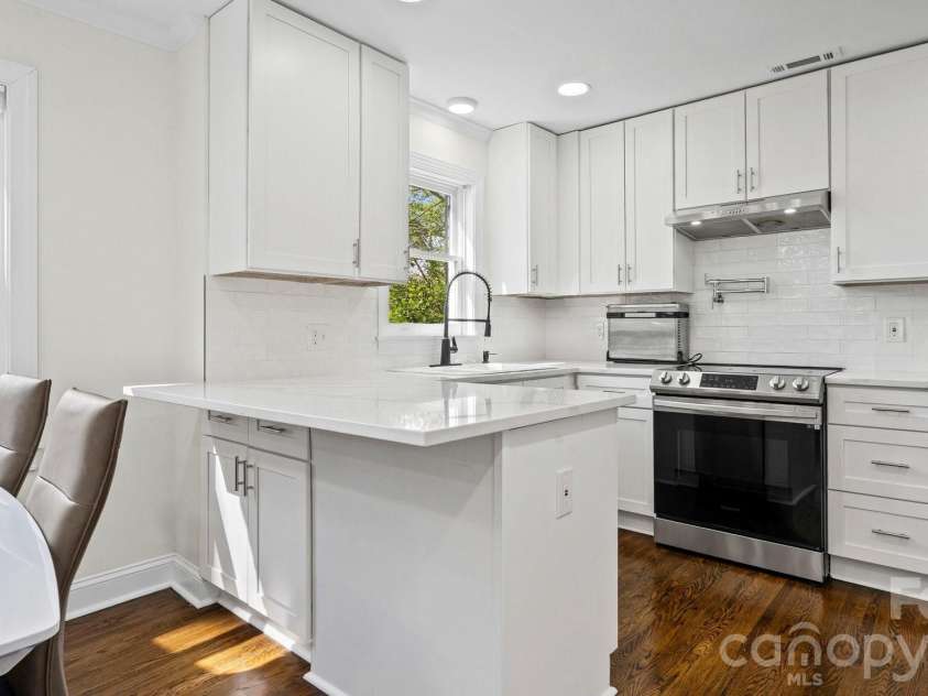 3136 Mathis Drive, Charlotte, NC 28208.  MLS# CAR4355716, YatesRealty ID 24653. 