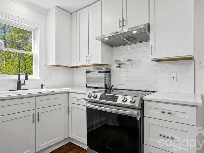 3136 Mathis Drive, Charlotte, NC 28208.  MLS# CAR4355716, YatesRealty ID 24653. 