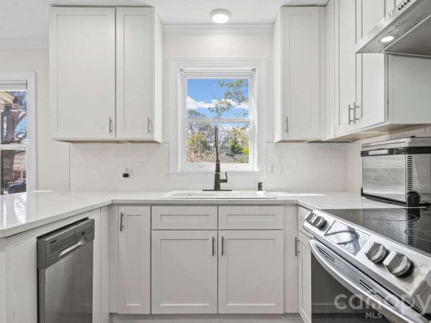 3136 Mathis Drive, Charlotte, NC 28208.  MLS# CAR4355716, YatesRealty ID 24653. 