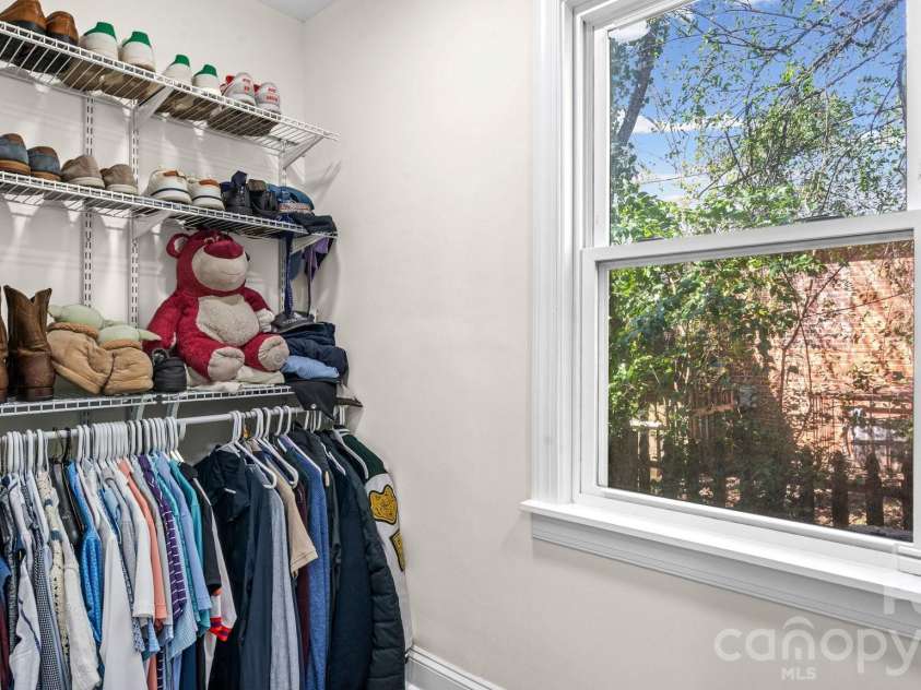 3136 Mathis Drive, Charlotte, NC 28208.  MLS# CAR4355716, YatesRealty ID 24653. 