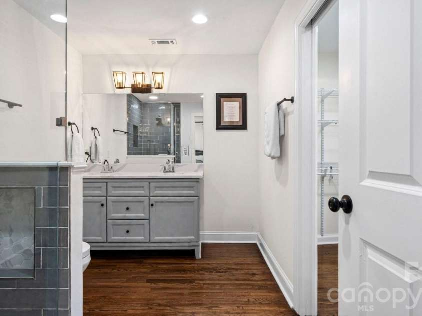 3136 Mathis Drive, Charlotte, NC 28208.  MLS# CAR4355716, YatesRealty ID 24653. 