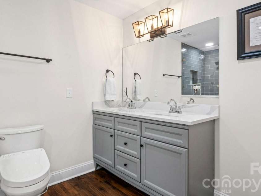 3136 Mathis Drive, Charlotte, NC 28208.  MLS# CAR4355716, YatesRealty ID 24653. 