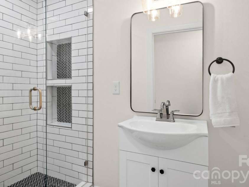 3136 Mathis Drive, Charlotte, NC 28208.  MLS# CAR4355716, YatesRealty ID 24653. 