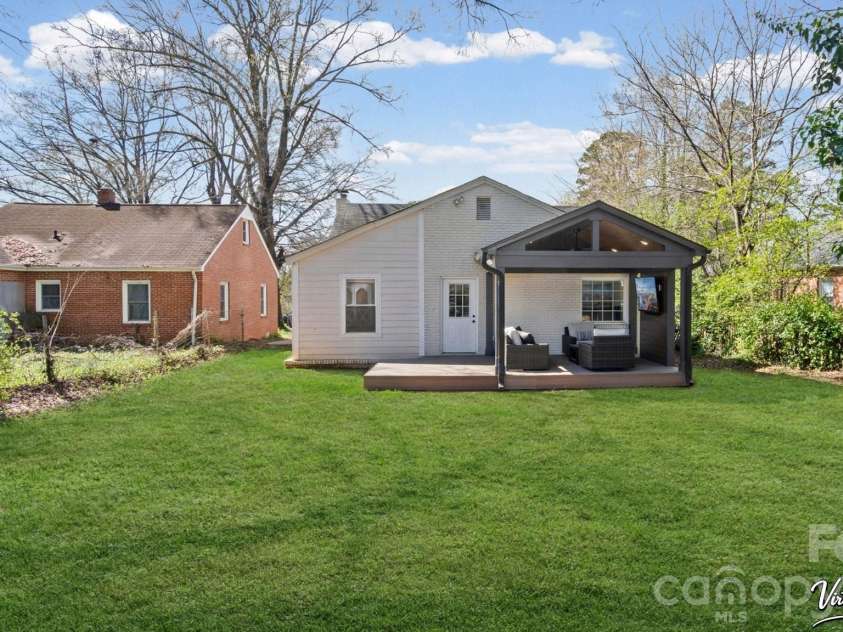 3136 Mathis Drive, Charlotte, NC 28208.  MLS# CAR4355716, YatesRealty ID 24653. 