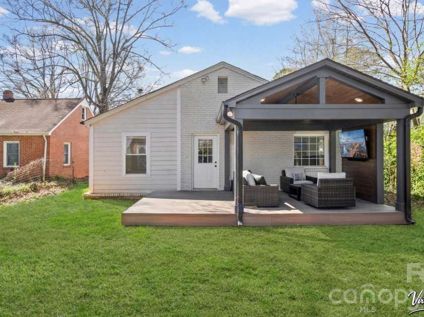3136 Mathis Drive, Charlotte, NC 28208.  MLS# CAR4355716, YatesRealty ID 24653. 