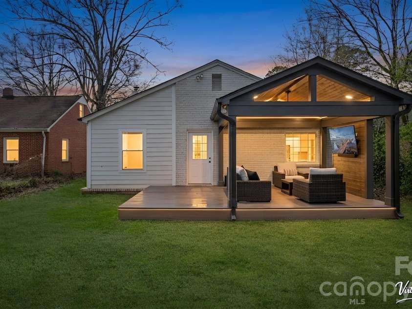 3136 Mathis Drive, Charlotte, NC 28208.  MLS# CAR4355716, YatesRealty ID 24653. 