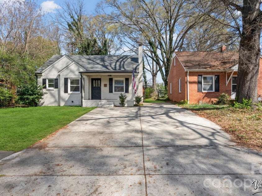 3136 Mathis Drive, Charlotte, NC 28208.  MLS# CAR4355716, YatesRealty ID 24653. 