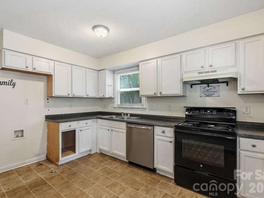 6719 Raeburn Lane, Charlotte, NC 28227.  MLS# CAR4377347, YatesRealty ID 24654. 