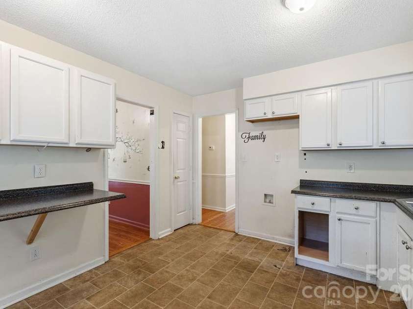 6719 Raeburn Lane, Charlotte, NC 28227.  MLS# CAR4377347, YatesRealty ID 24654. 