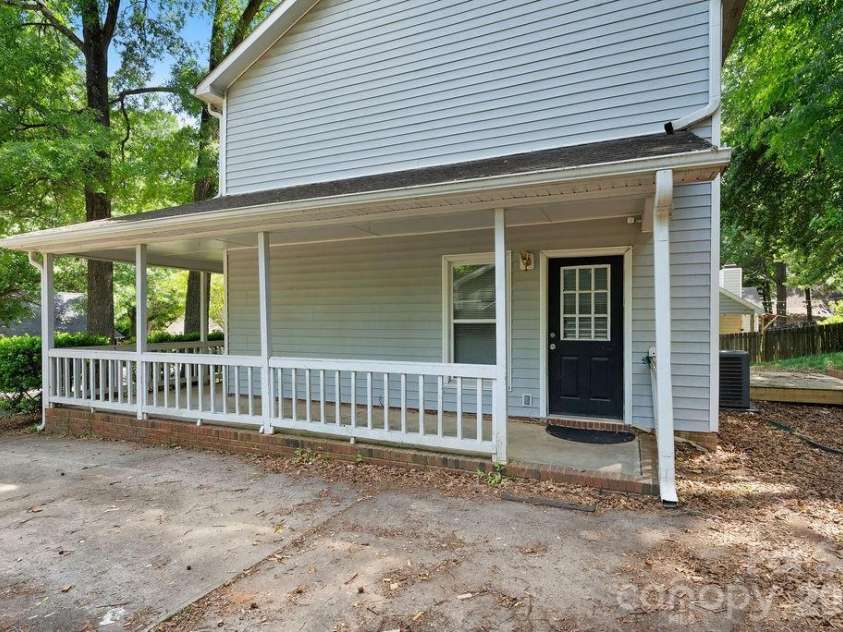 6719 Raeburn Lane, Charlotte, NC 28227.  MLS# CAR4377347, YatesRealty ID 24654. Side Entry into Kitchen from Driveway