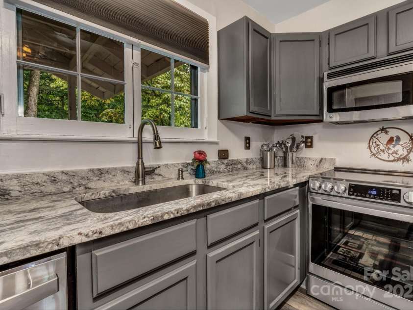 60 Meeks Road, Black Mountain, NC 28711.  MLS# CAR4269657, YatesRealty ID 24655. 
