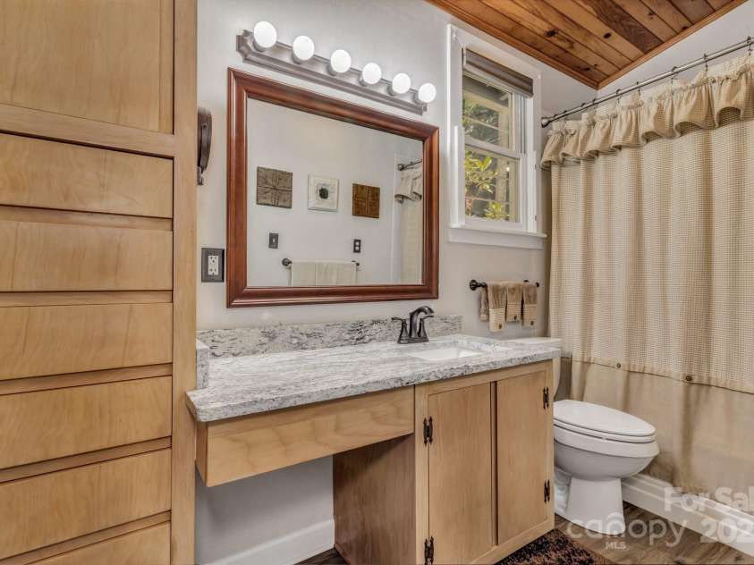 60 Meeks Road, Black Mountain, NC 28711.  MLS# CAR4269657, YatesRealty ID 24655. Primary Bathroom