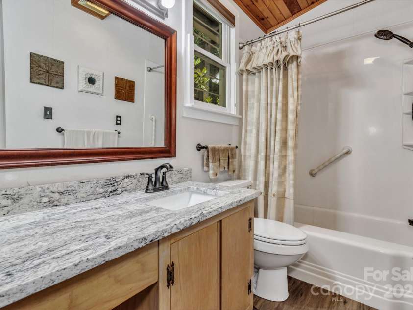60 Meeks Road, Black Mountain, NC 28711.  MLS# CAR4269657, YatesRealty ID 24655. Primary Bathroom