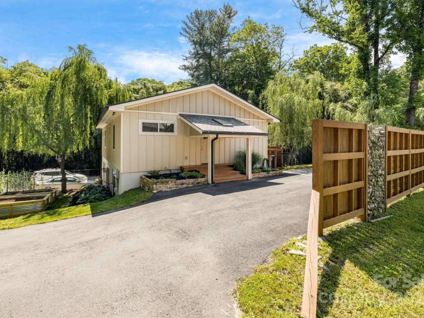 506 Hiawassee Avenue, Black Mountain, NC 28711.  MLS# CAR4265493, YatesRealty ID 24657. 