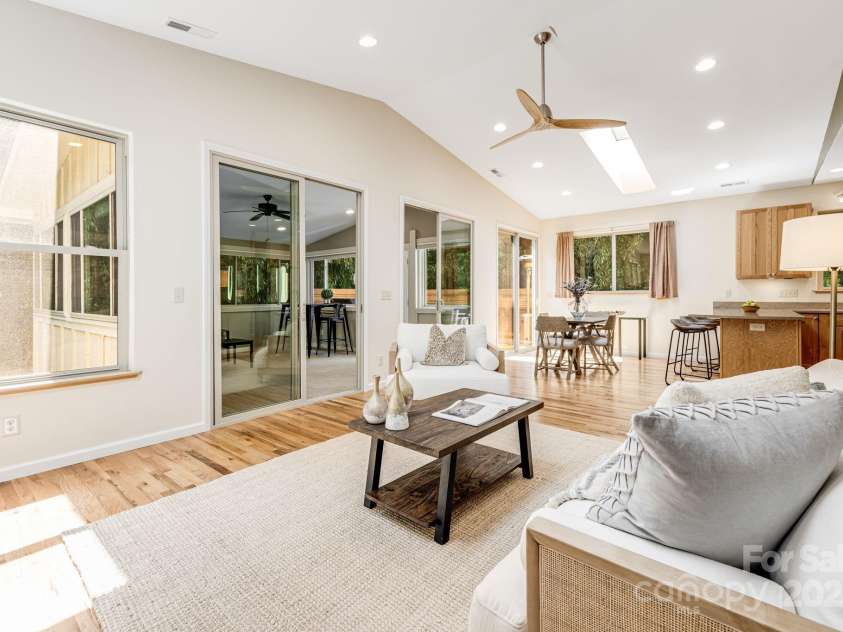 506 Hiawassee Avenue, Black Mountain, NC 28711.  MLS# CAR4265493, YatesRealty ID 24657. 