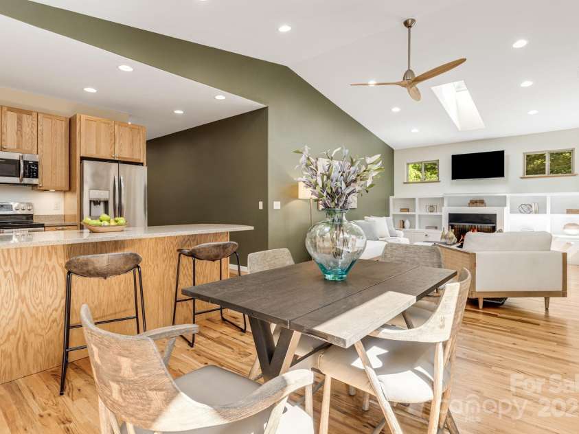 506 Hiawassee Avenue, Black Mountain, NC 28711.  MLS# CAR4265493, YatesRealty ID 24657. 