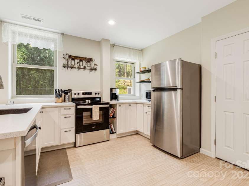 506 Hiawassee Avenue, Black Mountain, NC 28711.  MLS# CAR4265493, YatesRealty ID 24657. 