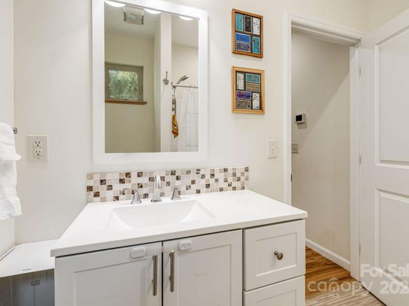 506 Hiawassee Avenue, Black Mountain, NC 28711.  MLS# CAR4265493, YatesRealty ID 24657. Full bath #2