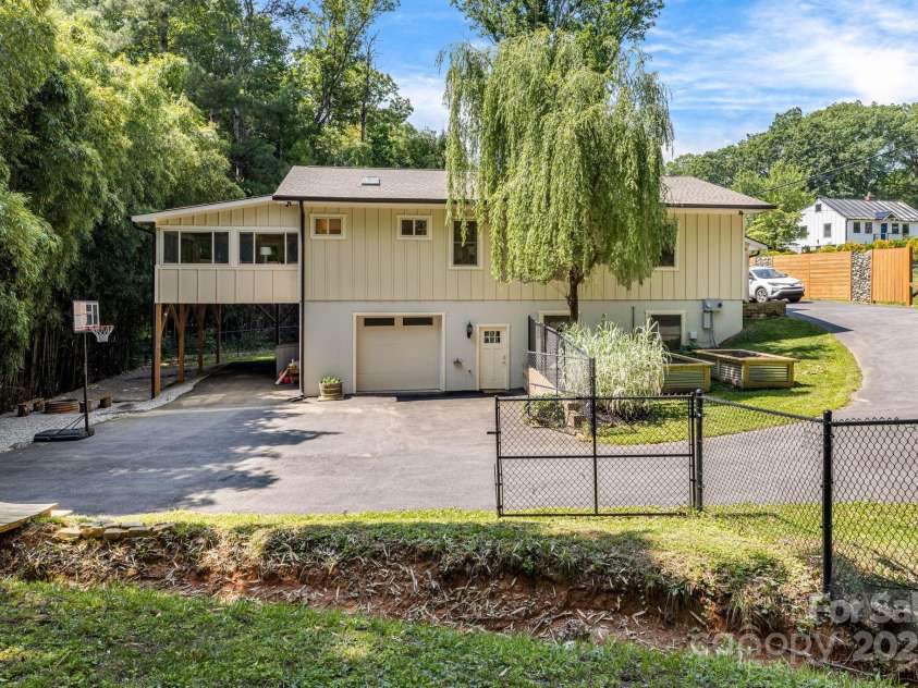 506 Hiawassee Avenue, Black Mountain, NC 28711.  MLS# CAR4265493, YatesRealty ID 24657. Large fenced yard