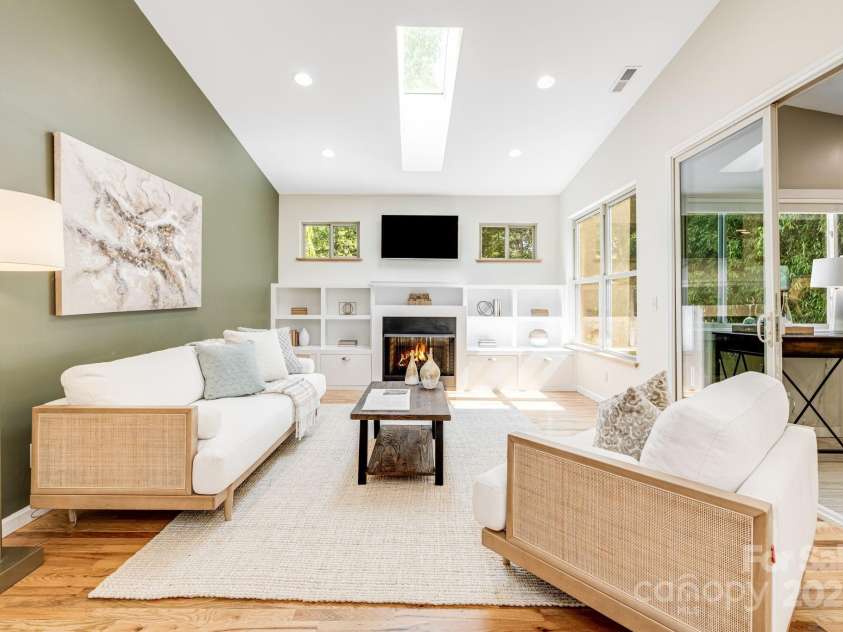 506 Hiawassee Avenue, Black Mountain, NC 28711.  MLS# CAR4265493, YatesRealty ID 24657. Light-filled open living area