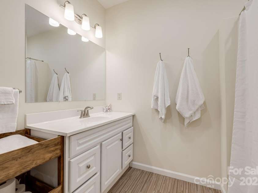 506 Hiawassee Avenue, Black Mountain, NC 28711.  MLS# CAR4265493, YatesRealty ID 24657. Primary bath