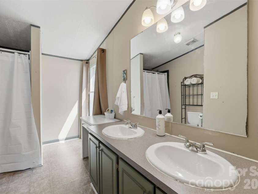 333 Howard Norton Drive, Hiddenite, NC 28636.  MLS# CAR4382521, YatesRealty ID 24658. Another primary bathroom view