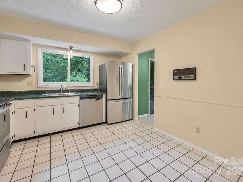 18 Golden Oaks Lane, Fletcher, NC 28732.  MLS# CAR4271858, YatesRealty ID 24660. 