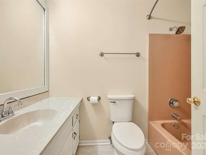 18 Golden Oaks Lane, Fletcher, NC 28732.  MLS# CAR4271858, YatesRealty ID 24660. 