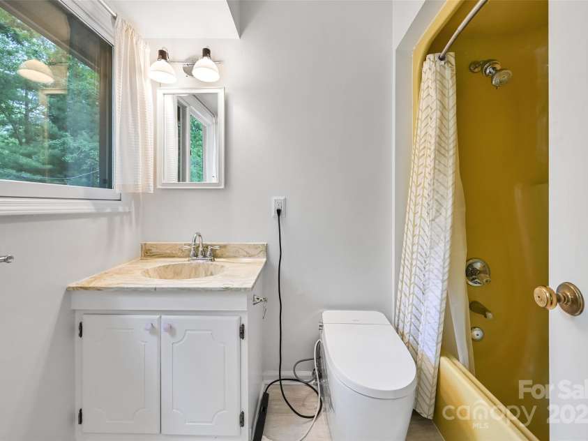 18 Golden Oaks Lane, Fletcher, NC 28732.  MLS# CAR4271858, YatesRealty ID 24660. 