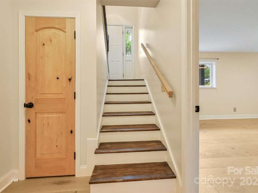 18 Golden Oaks Lane, Fletcher, NC 28732.  MLS# CAR4271858, YatesRealty ID 24660. 